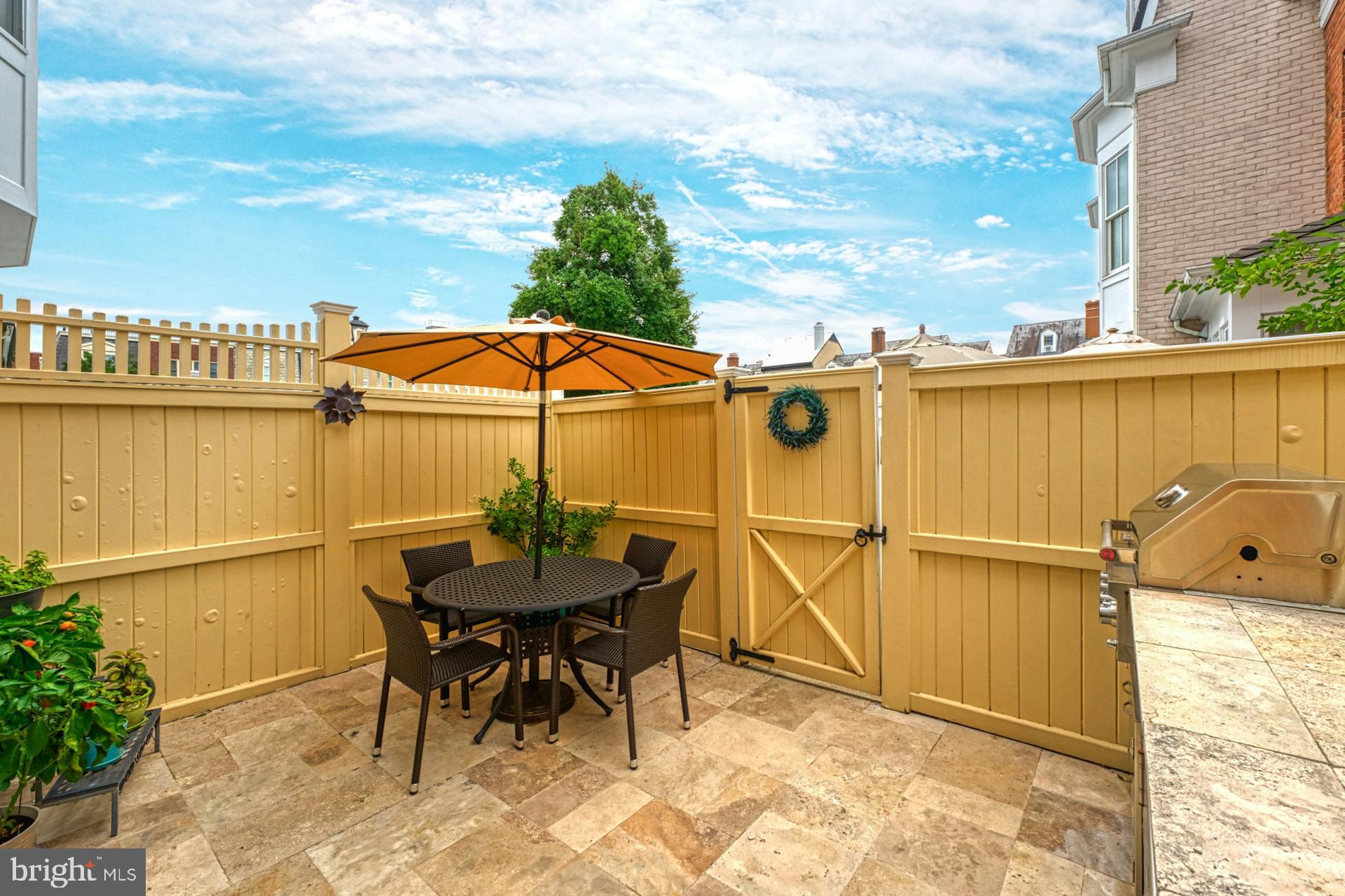 QUEENS ROW - Residential