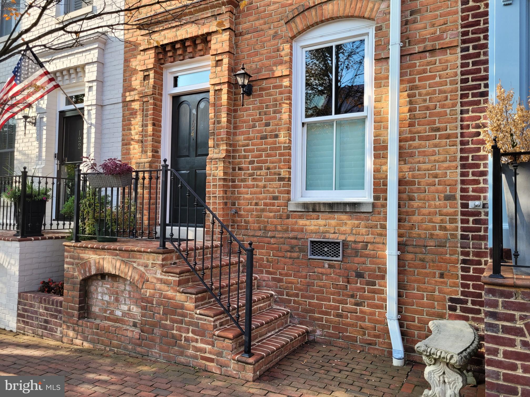 QUEENS ROW - Residential