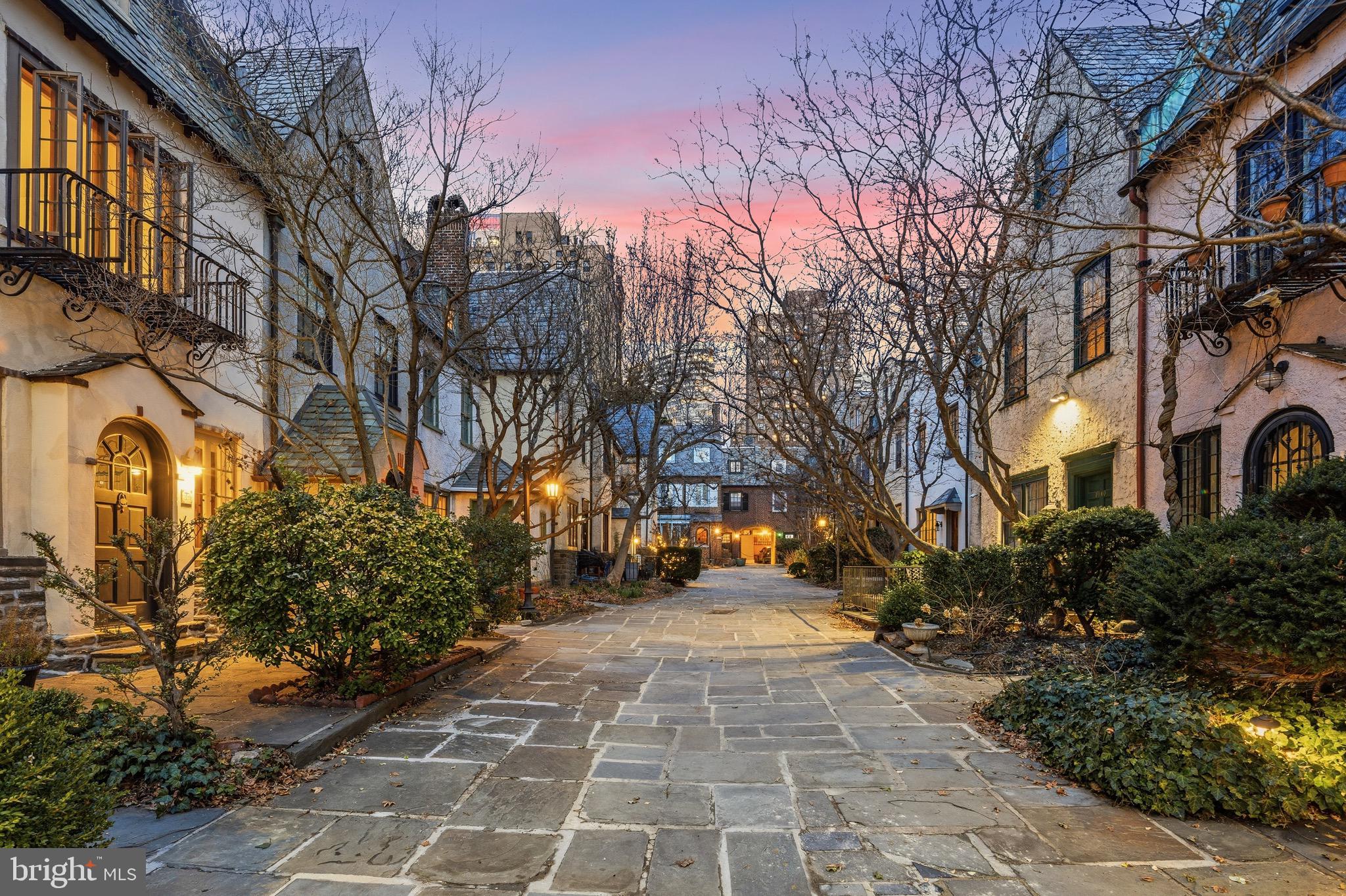 2139 SAINT JAMES PLACE