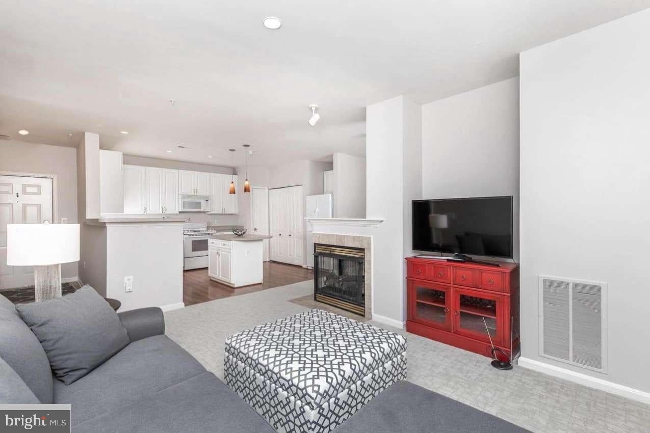400 SYMPHONY CIRCLE 209I