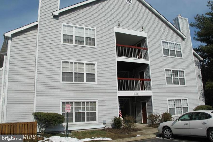 VERY NICE 1 BEDROOM ON THE TOP LEVEL WITH HIGH CEILING.