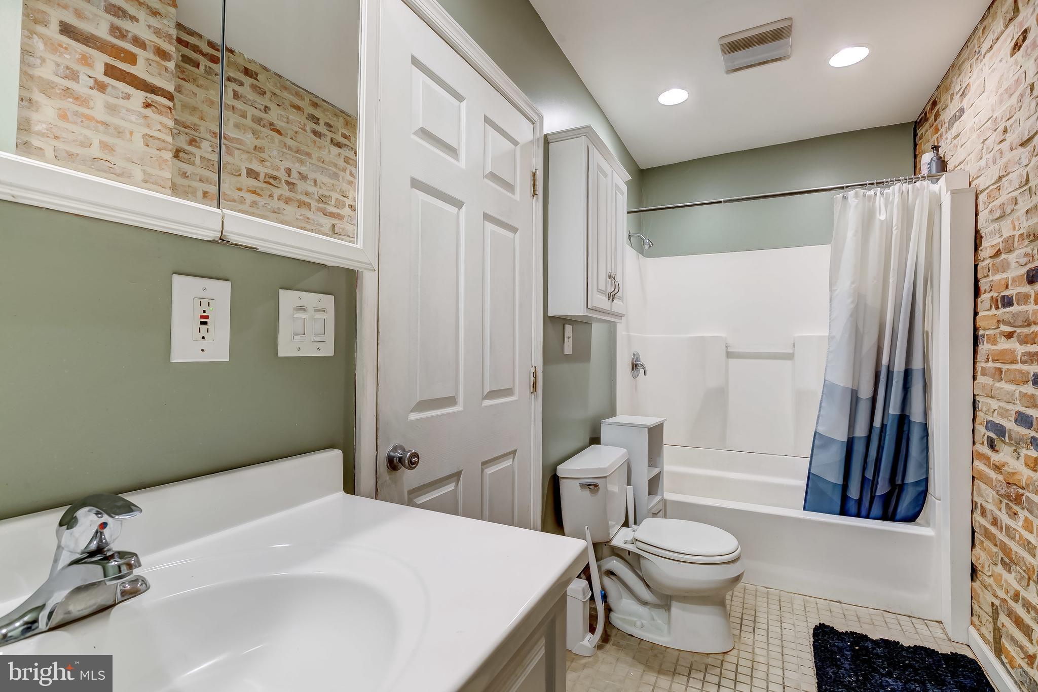 LOCUST POINT - Residential Lease