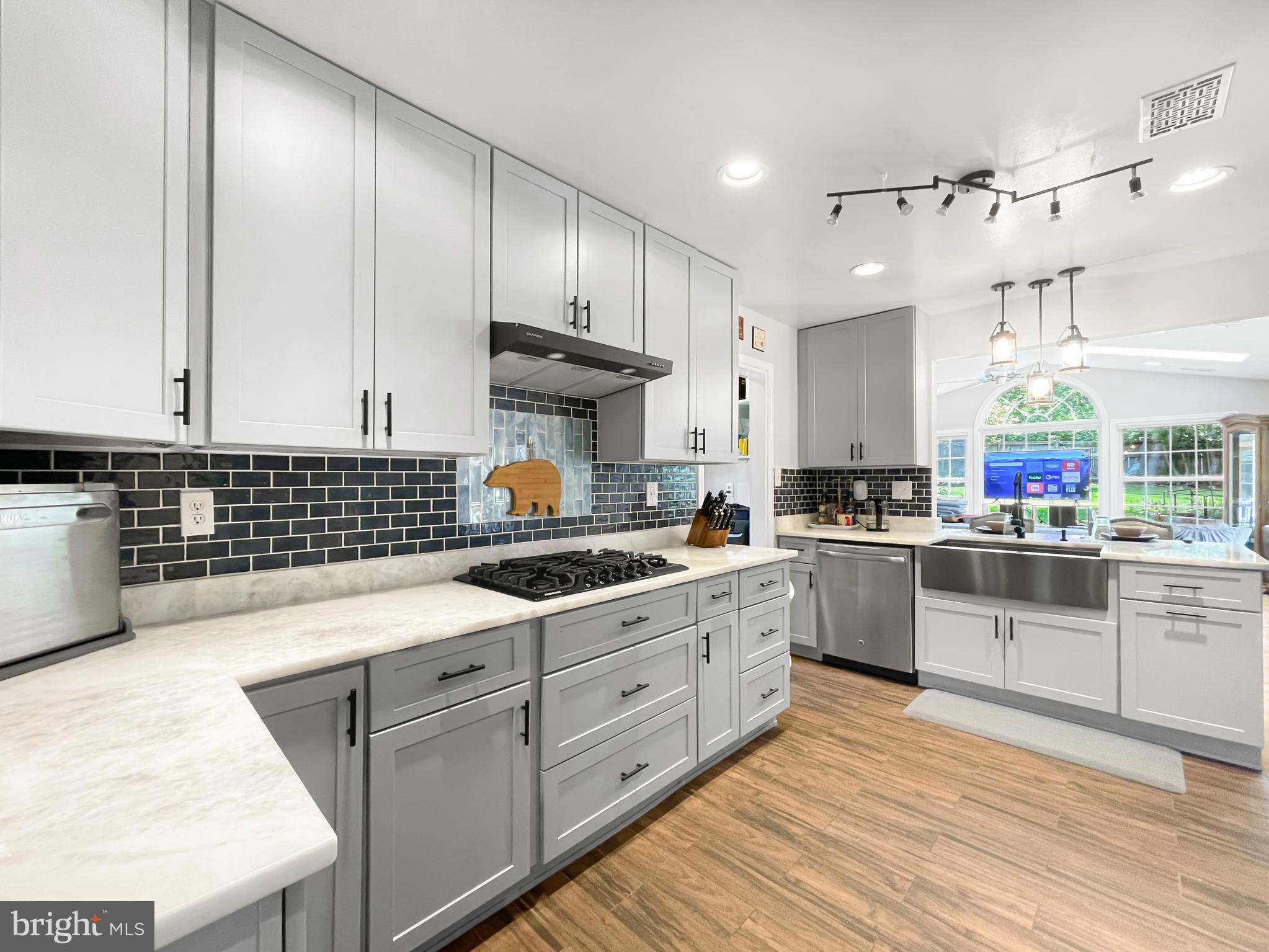 ELMWOOD MANOR - Residential