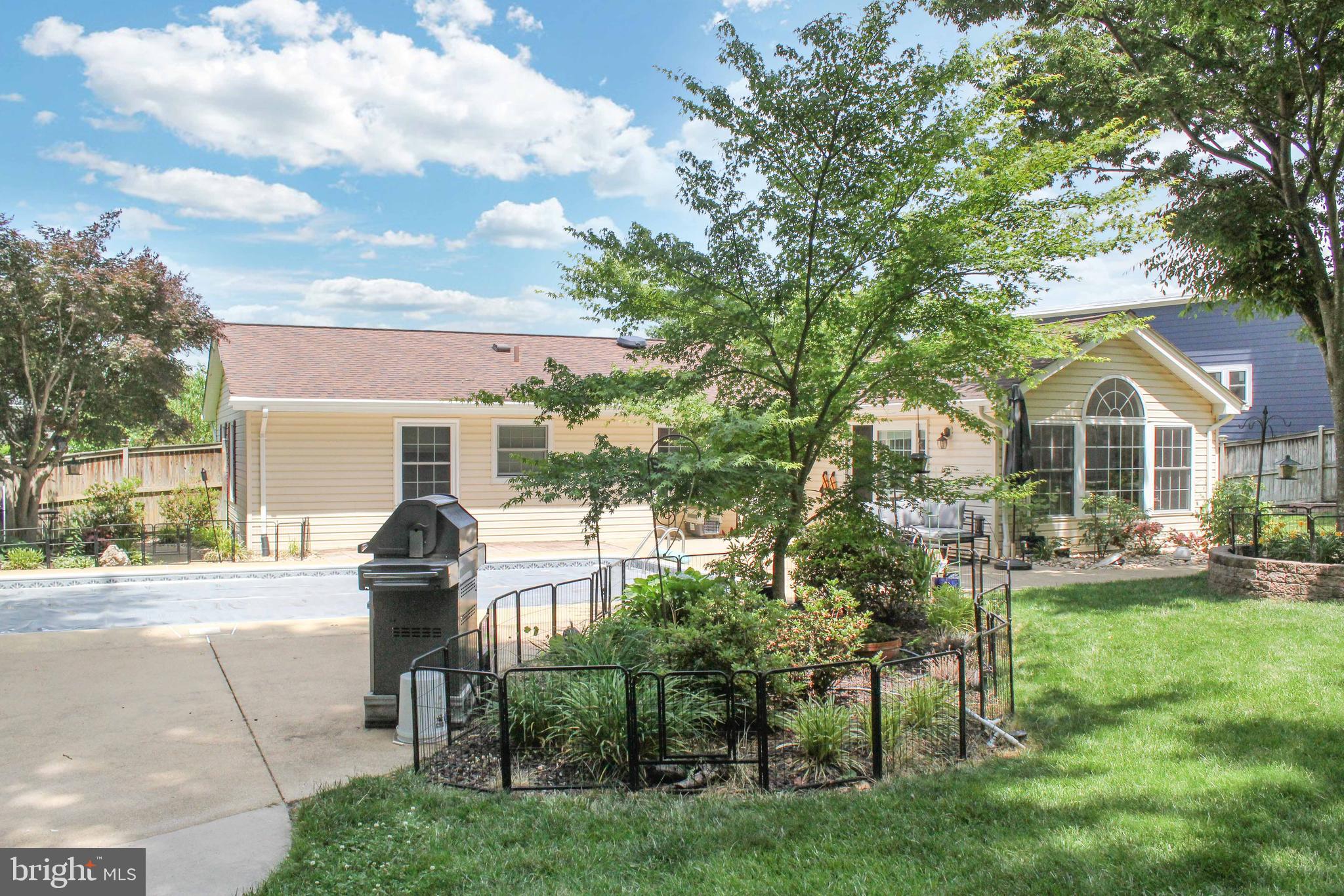 ELMWOOD MANOR - Residential