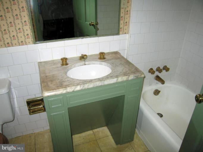 OLD TOWN - Residential Lease