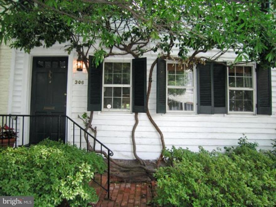 HISTORIC FEDERAL TOWNHOUSE IN HEART OF OLD TOWN. KITCHEN/FAMILY ROOM WITH SKYLIGHTS, NICE SIZED DINING ROOM, 2 WORKING FIREPLACES, FRENCH DOORS TO PATIO. YARD WORK, CLEANING, ETC. TO BE DONE PRIOR TO MOVE-IN.  PETS CASE BY CASE, UNDER 25 LBS with deposit.  WALK-SCORE OF 98 OUT OF 100, WALKER'S PARADISE!