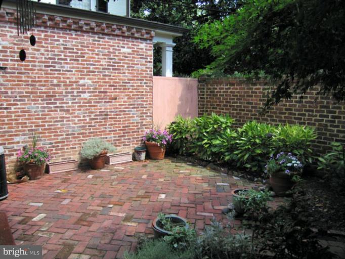 OLD TOWN - Residential Lease