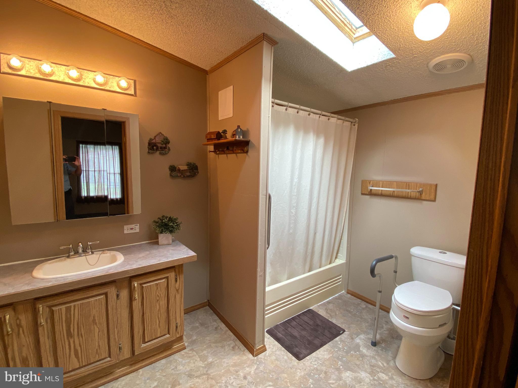 LAKEVIEW COUNTRY ESTATES - Residential