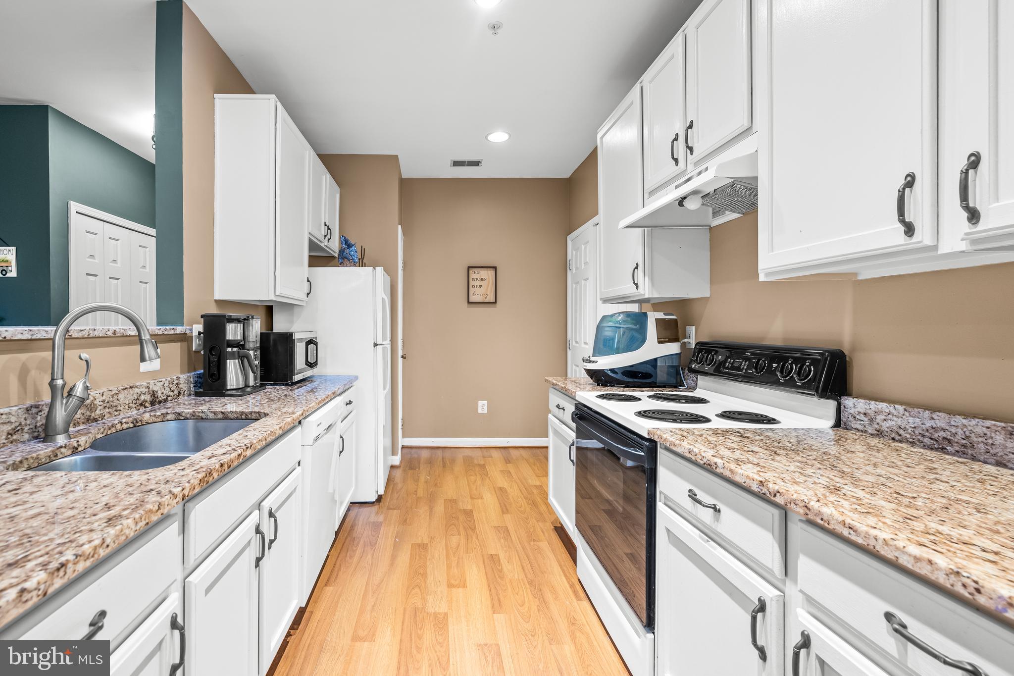 HOLLINGTON AT THE POINTE - Residential