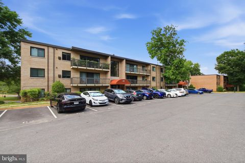 Photo of 3222 S 28th Street #402, ALEXANDRIA, VA 22302 (MLS # VAAX2062068)