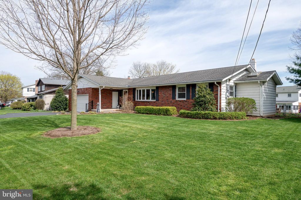 Photo of 16 JAMES DR, DENVER, PA 17517 (MLS # PALA2032584)