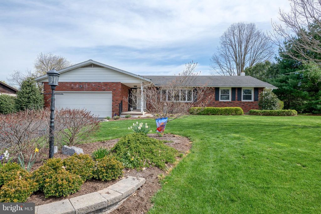 Photo of 16 JAMES DR, DENVER, PA 17517 (MLS # PALA2032584)