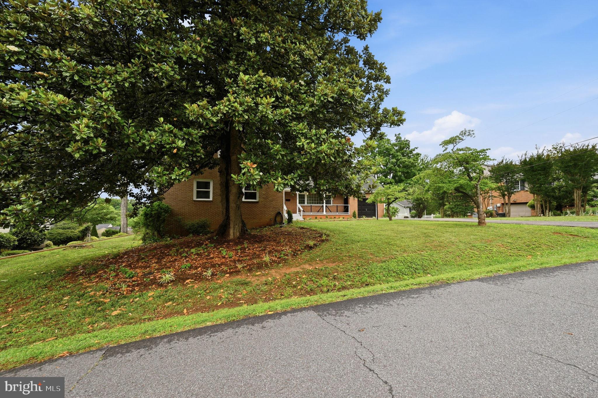 1138 OAKLAWN DRIVE