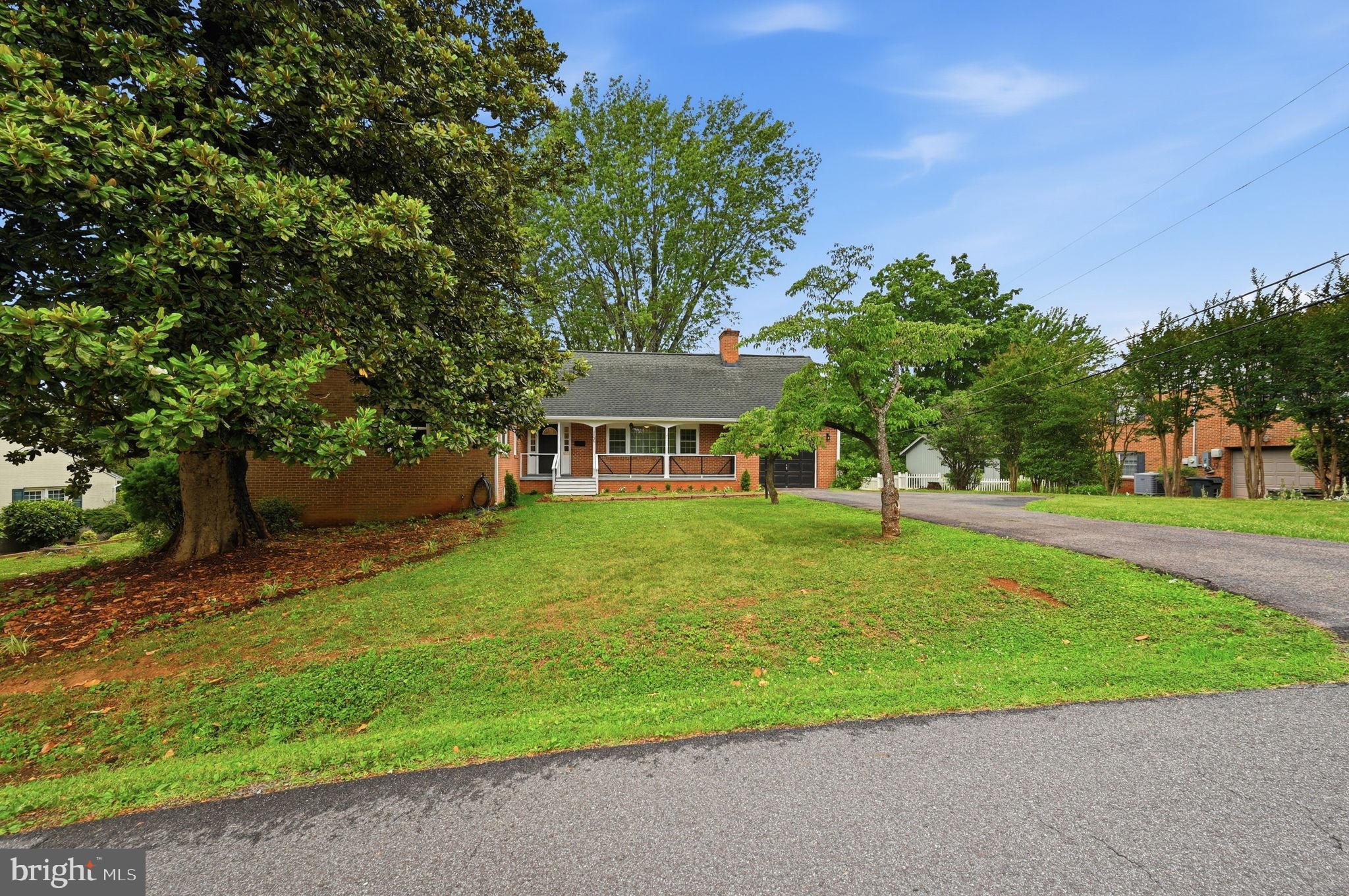 1138 OAKLAWN DRIVE