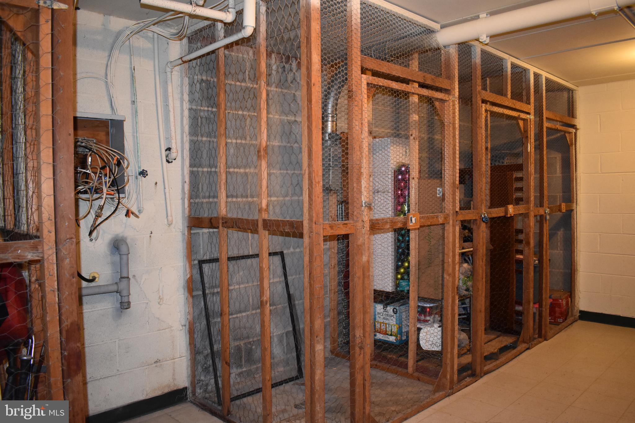 COUNTRY CLUB GREEN - Residential Lease