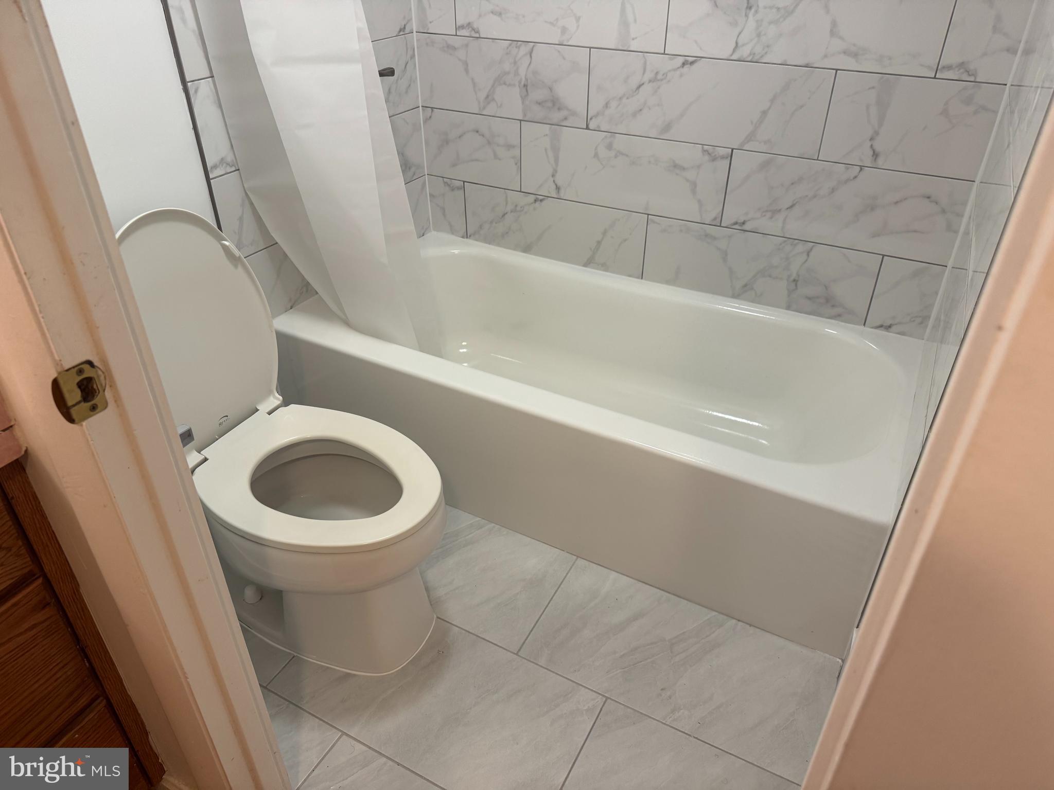 COUNTRY CLUB GREEN - Residential Lease