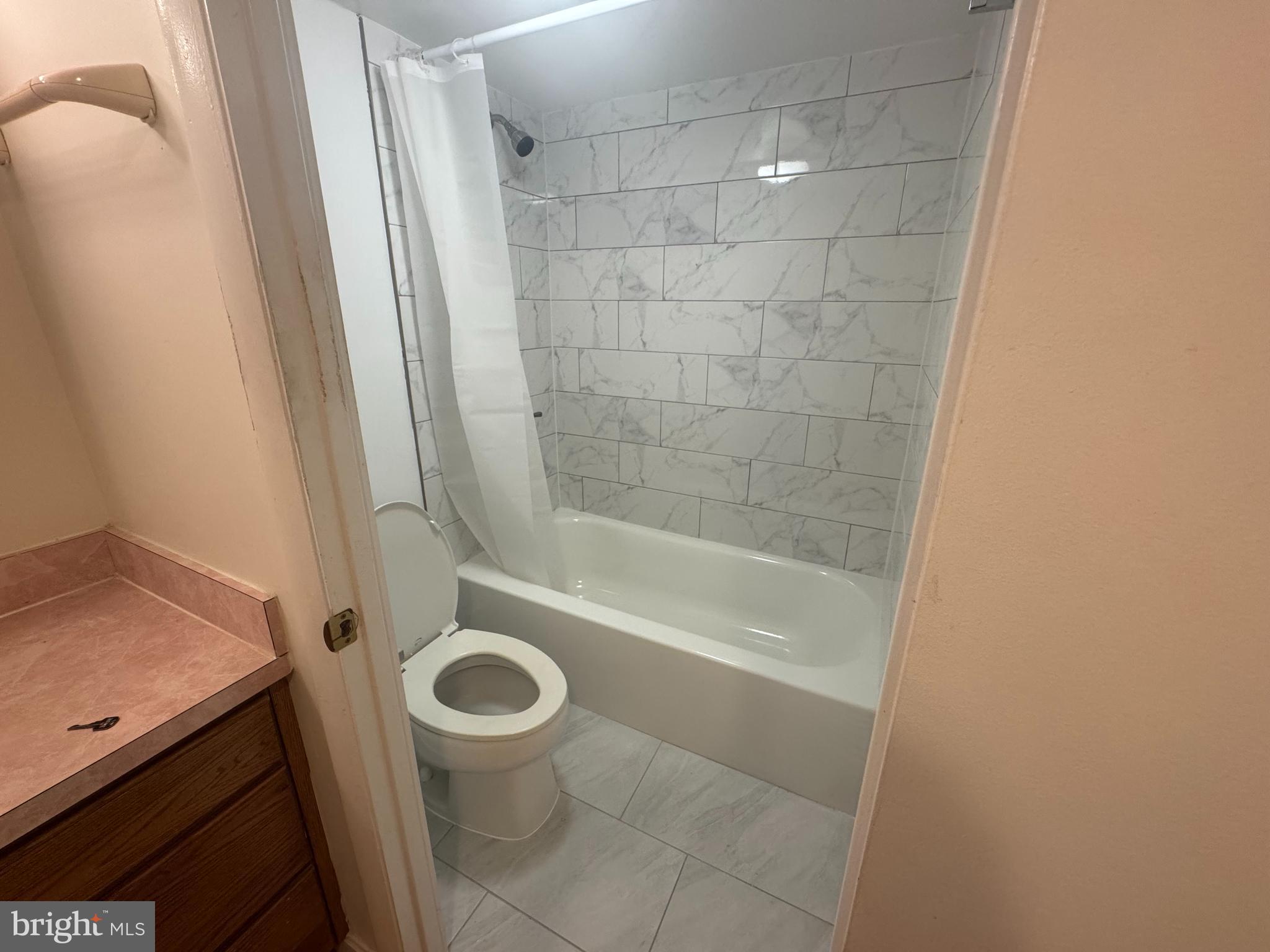 COUNTRY CLUB GREEN - Residential Lease