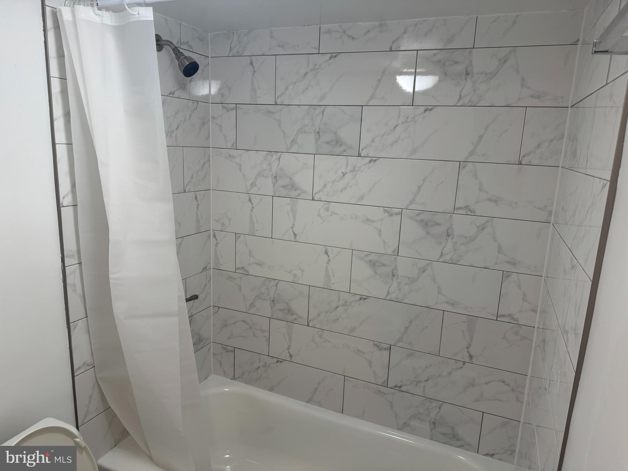 COUNTRY CLUB GREEN - Residential Lease