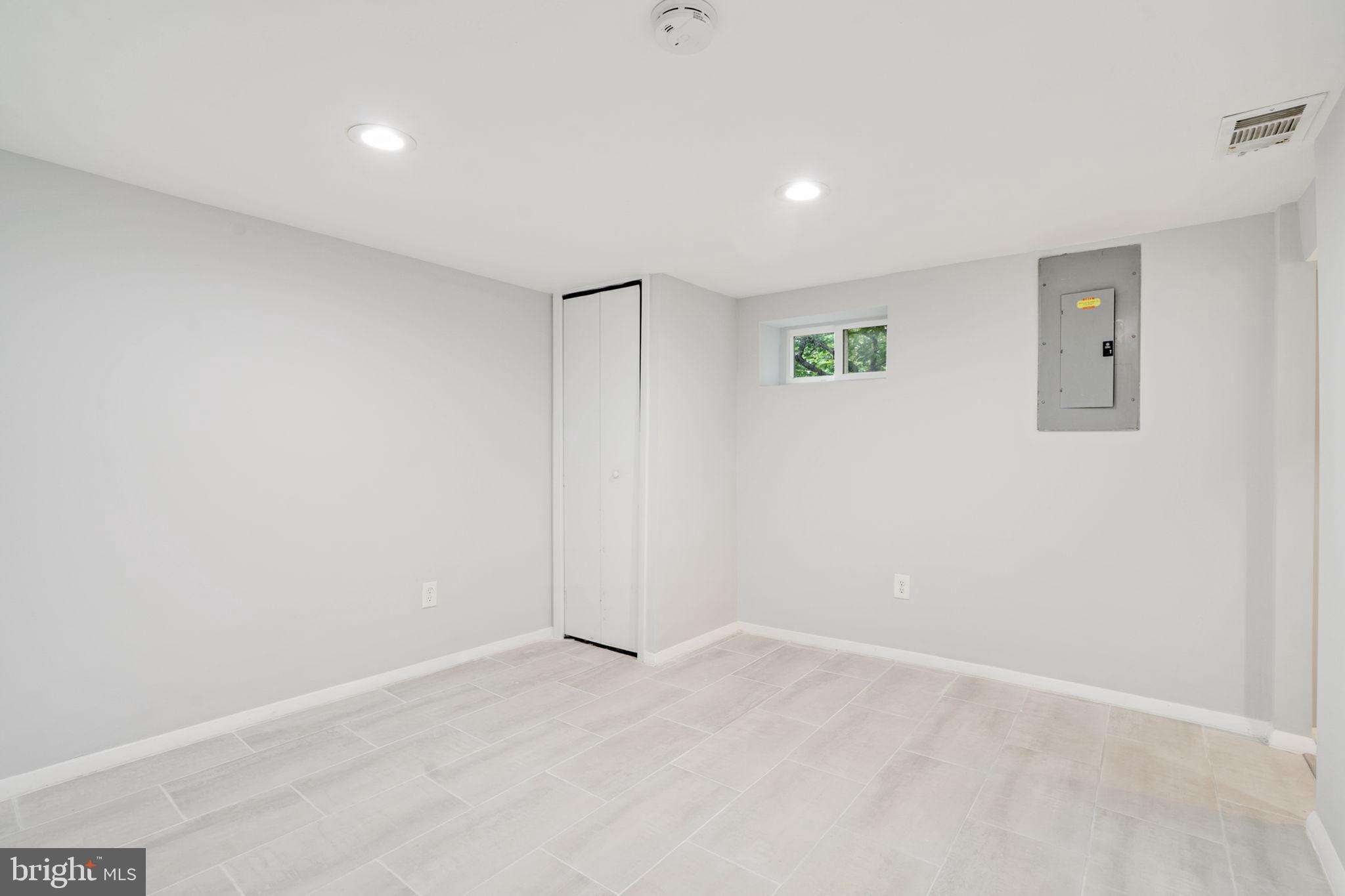 BROYHILL PARK - Residential