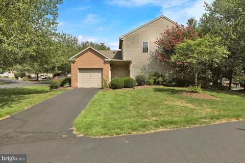 Photo of 140 Mallard Drive, Lancaster, PA 17601 (MLS # PALA2054774)