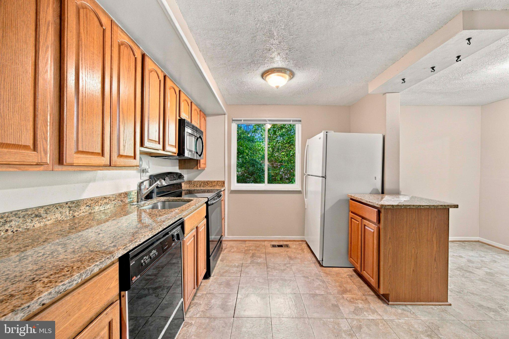 9076 GOLDAMBER GARTH