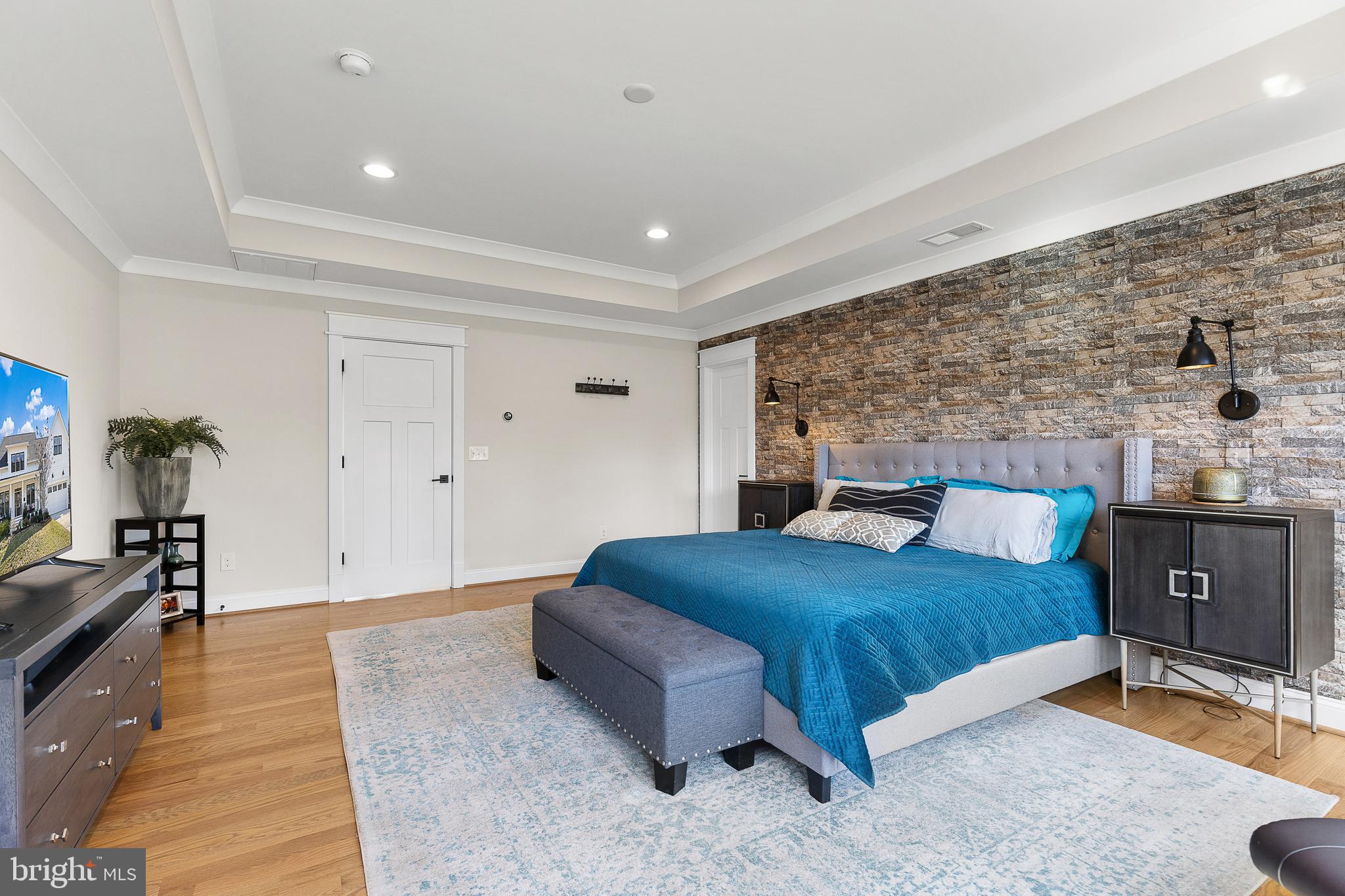 CRESCENT HILLS - Residential