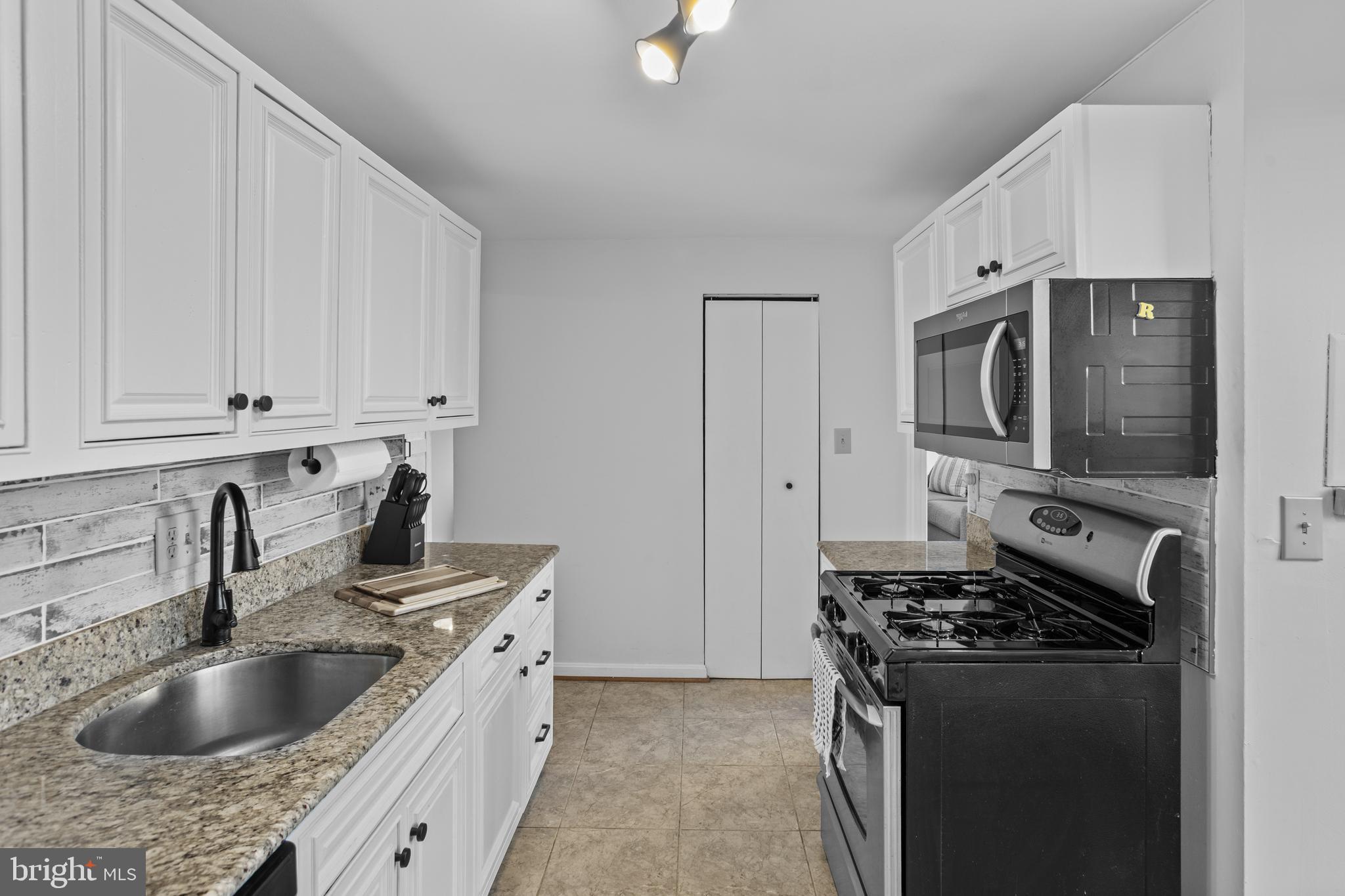 HUNTLEY SQUARE CONDOMINIUMS - Residential