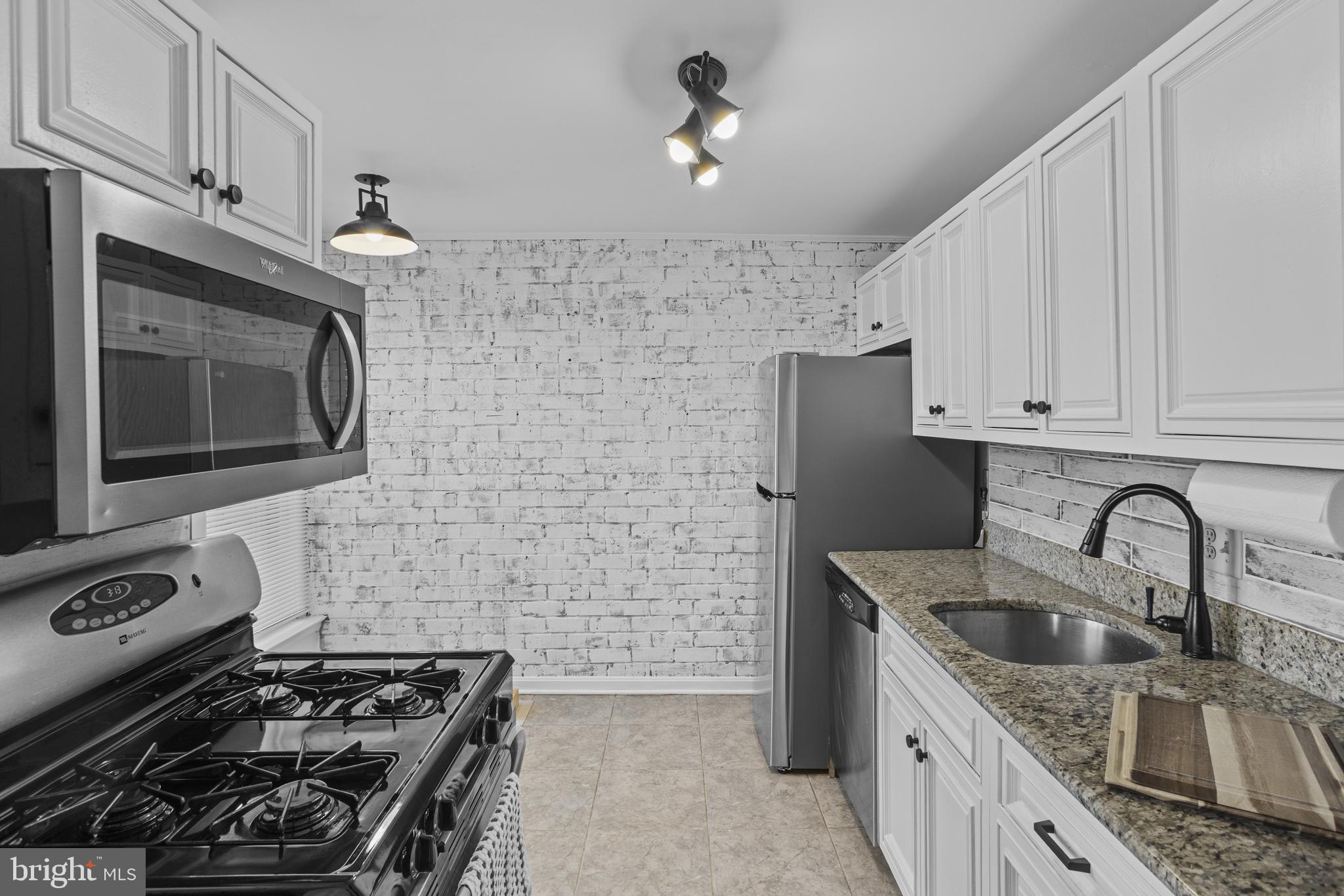 HUNTLEY SQUARE CONDOMINIUMS - Residential