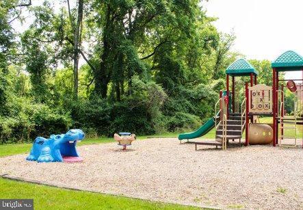 HUNTLEY SQUARE CONDOMINIUMS - Residential