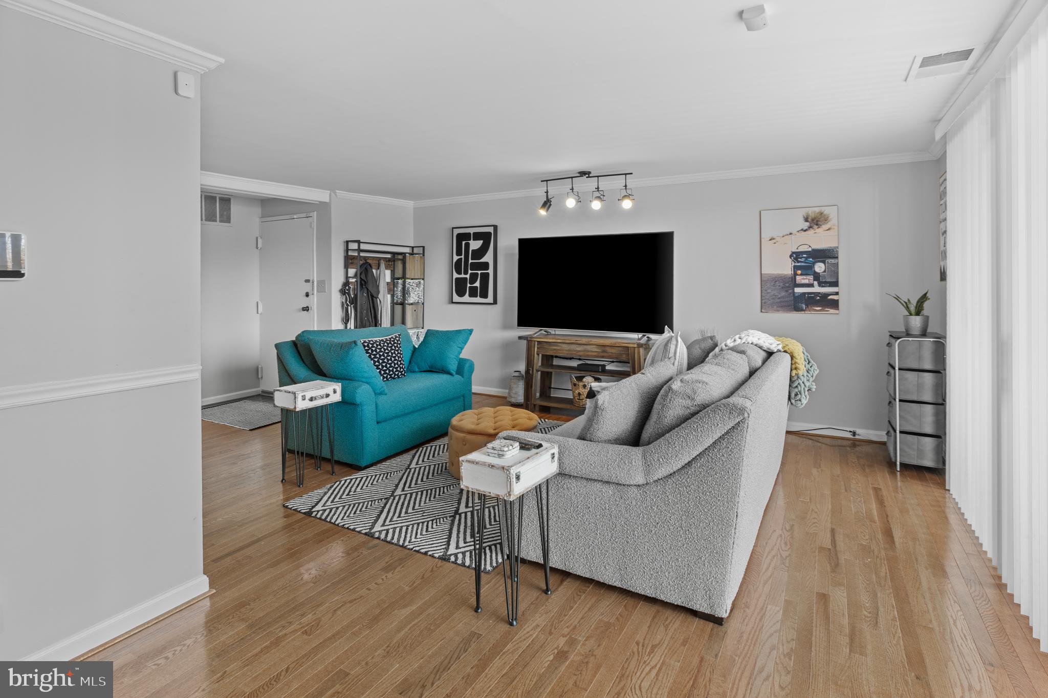 HUNTLEY SQUARE CONDOMINIUMS - Residential