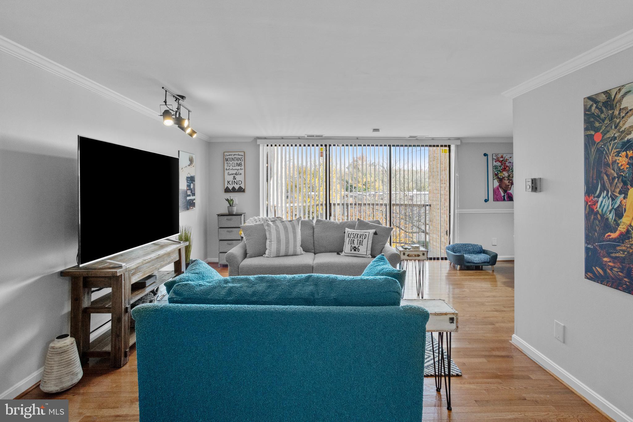 HUNTLEY SQUARE CONDOMINIUMS - Residential