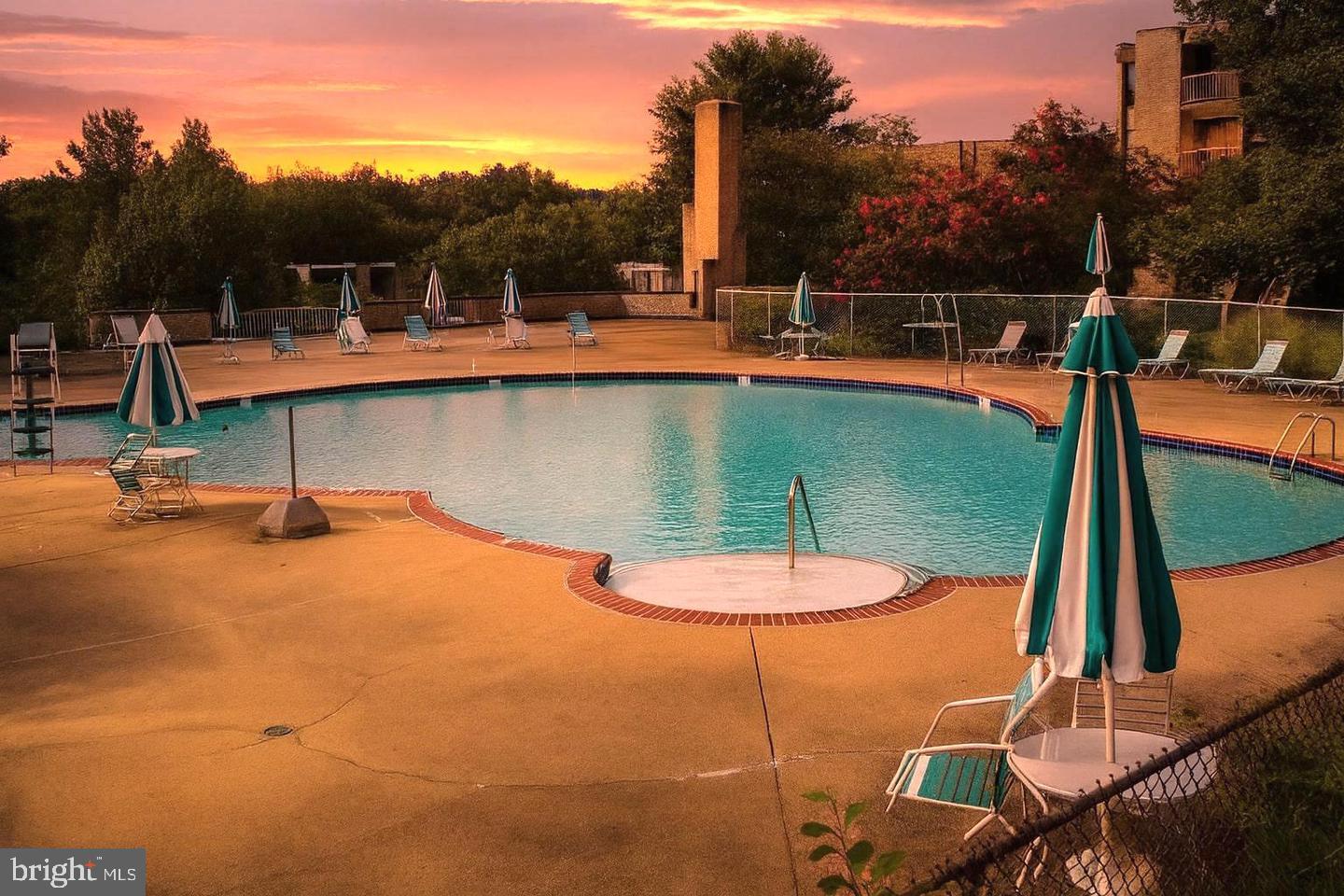 HUNTLEY SQUARE CONDOMINIUMS - Residential