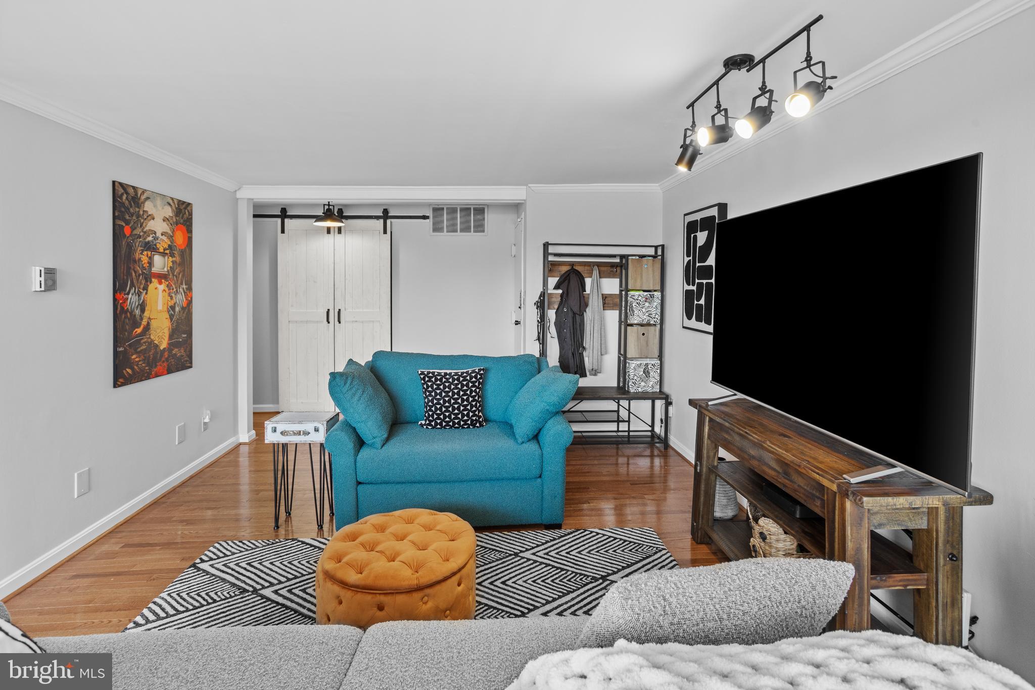 HUNTLEY SQUARE CONDOMINIUMS - Residential