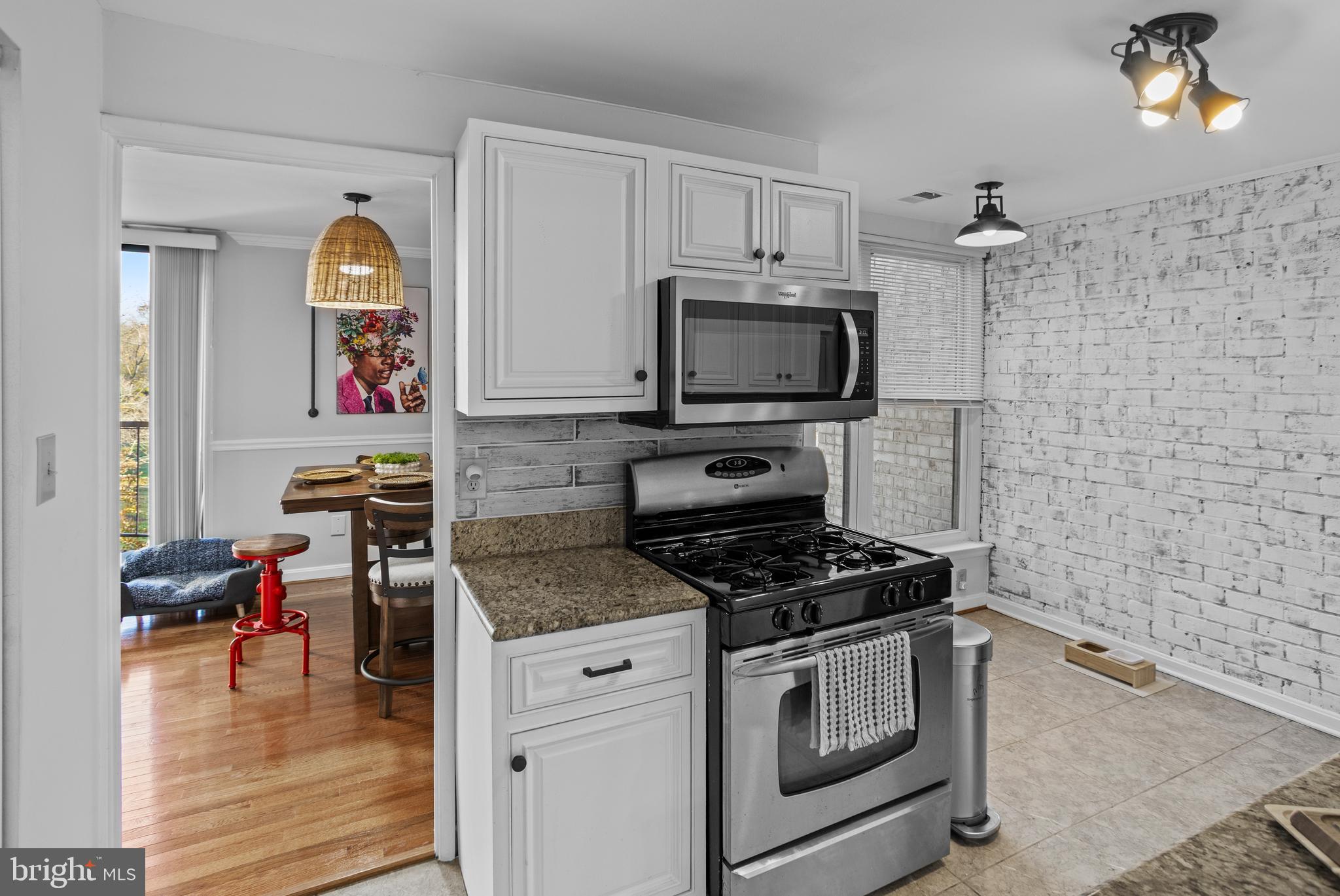 HUNTLEY SQUARE CONDOMINIUMS - Residential