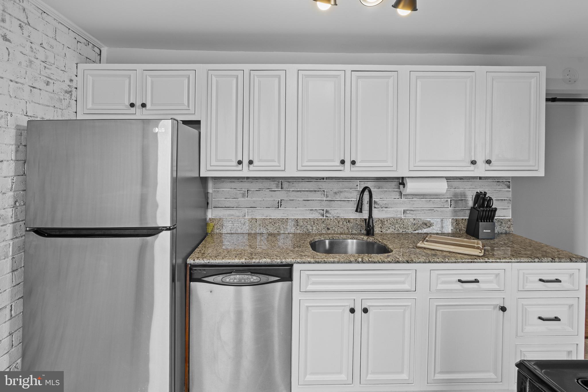 HUNTLEY SQUARE CONDOMINIUMS - Residential