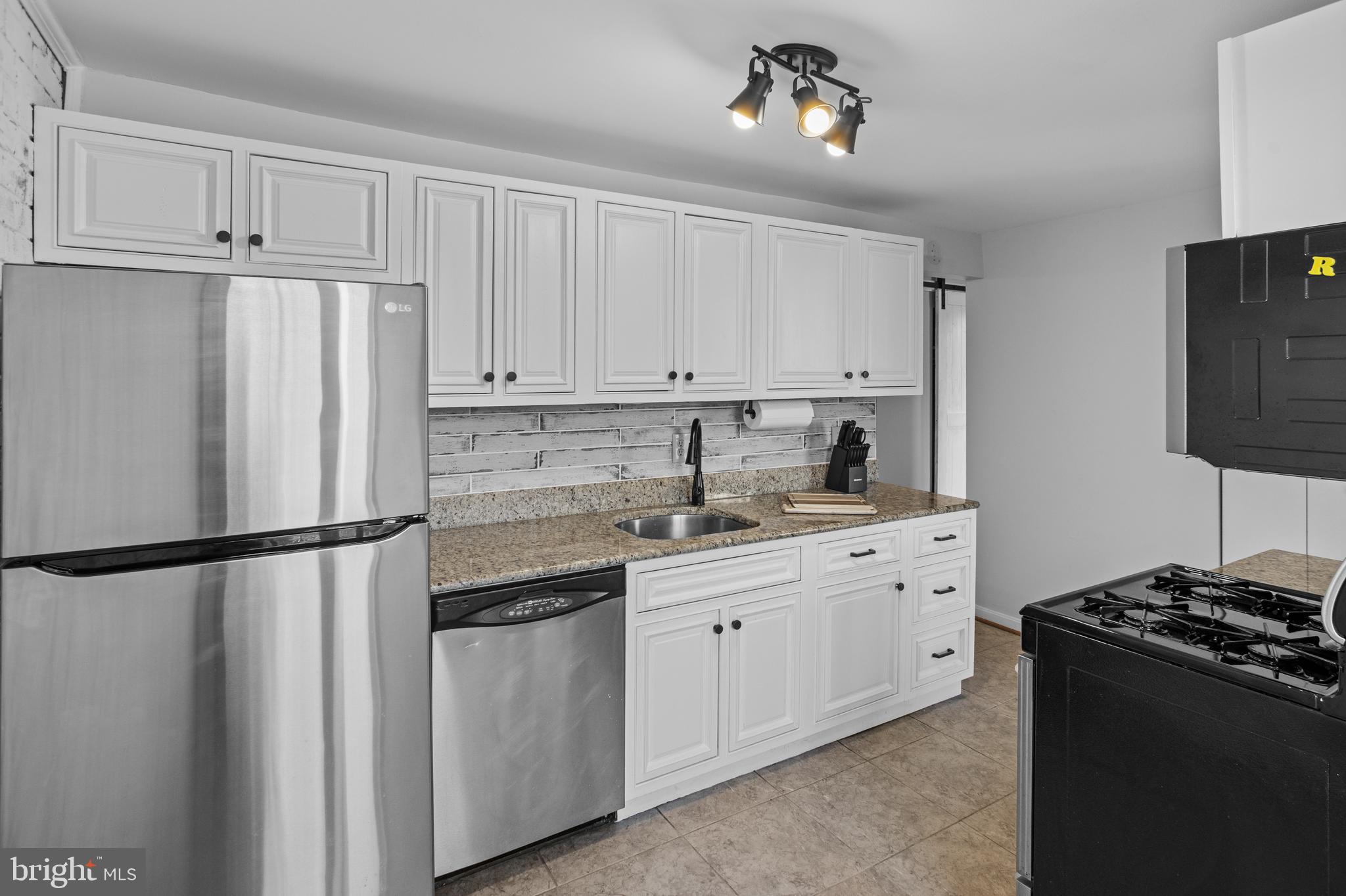 HUNTLEY SQUARE CONDOMINIUMS - Residential