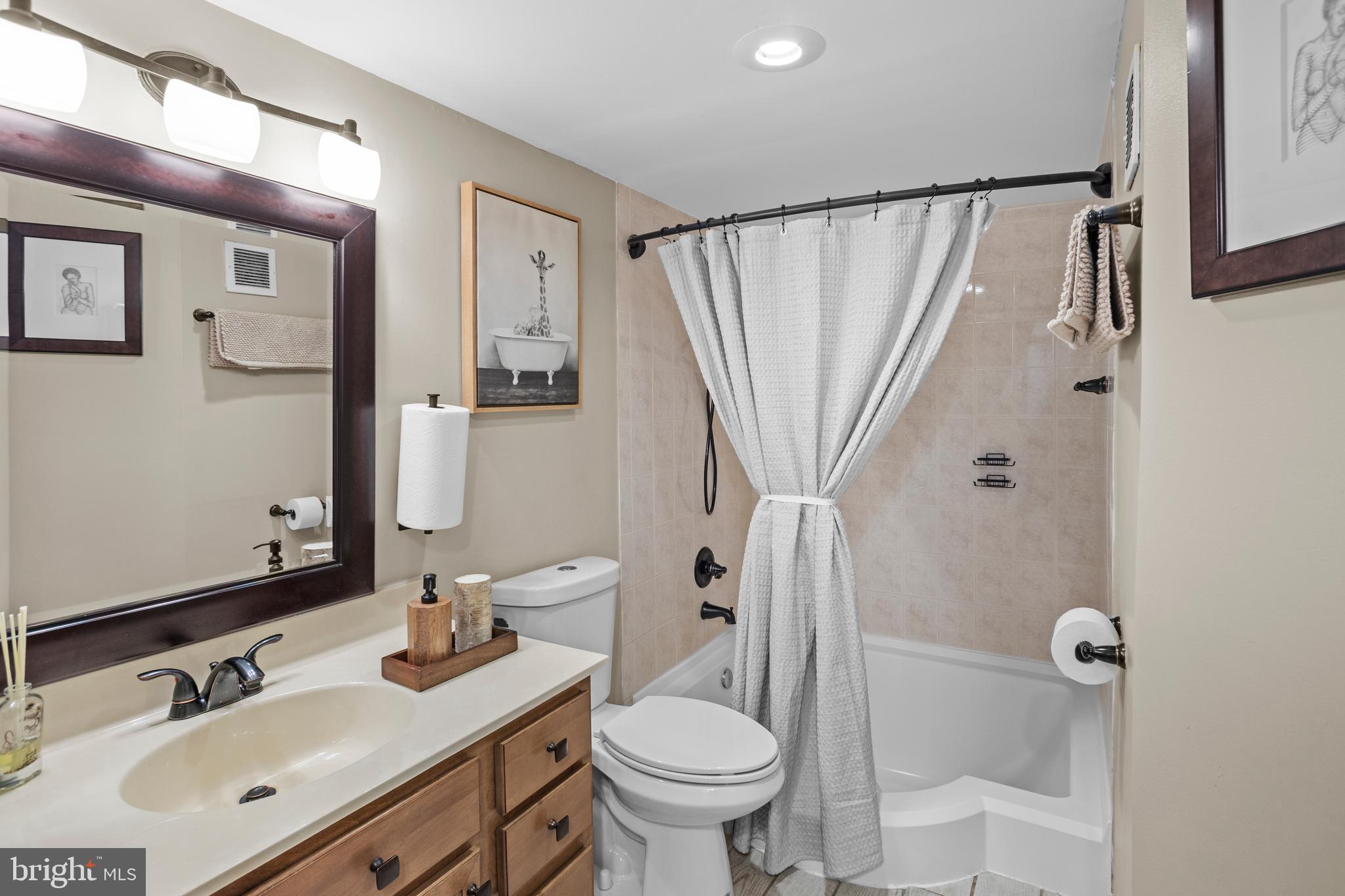 HUNTLEY SQUARE CONDOMINIUMS - Residential