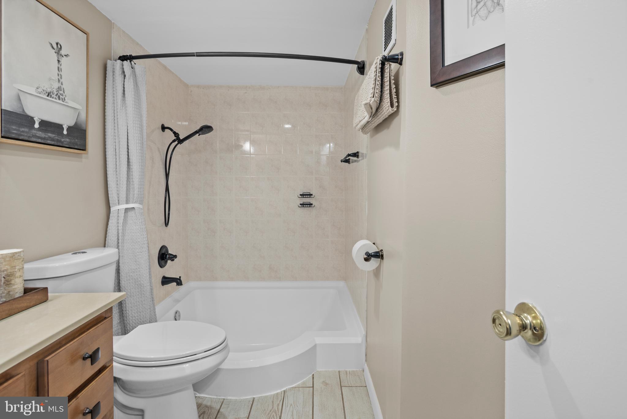 HUNTLEY SQUARE CONDOMINIUMS - Residential