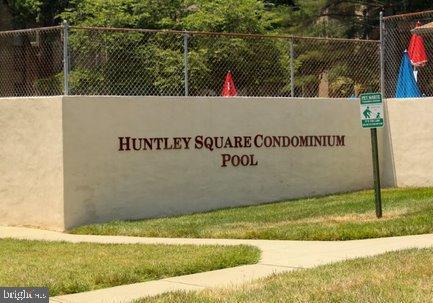HUNTLEY SQUARE CONDOMINIUMS - Residential