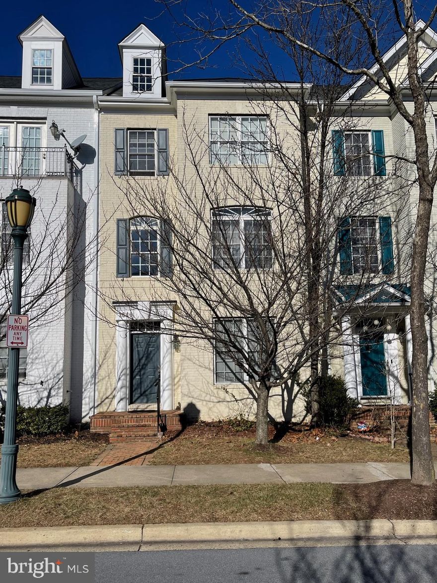 BRIGHT 3 LEVEL TOWNHOUSE WITH 2 CAR GARAGE, 2 STORY ENTRANCE FOYER; HUGE MASTER BEDROOM WITH WALK-IN CLOSET, MASTER BATH WITH SEP. SHOWER AND SOAKING TUB; SMALL DECK OFF KITCHEN, FIREPLACE, 3 BEDROOM, 3 1/2 BATH. NEAR I-270, SHOPS, PARK &  METRO . COMMUNITY POOL AVAILABLE. FREE SHUTTLE TO METRO. GOOD CREDIT (750+) INCOME AND REFERENCES A MUST.  SORRY NO PETS!