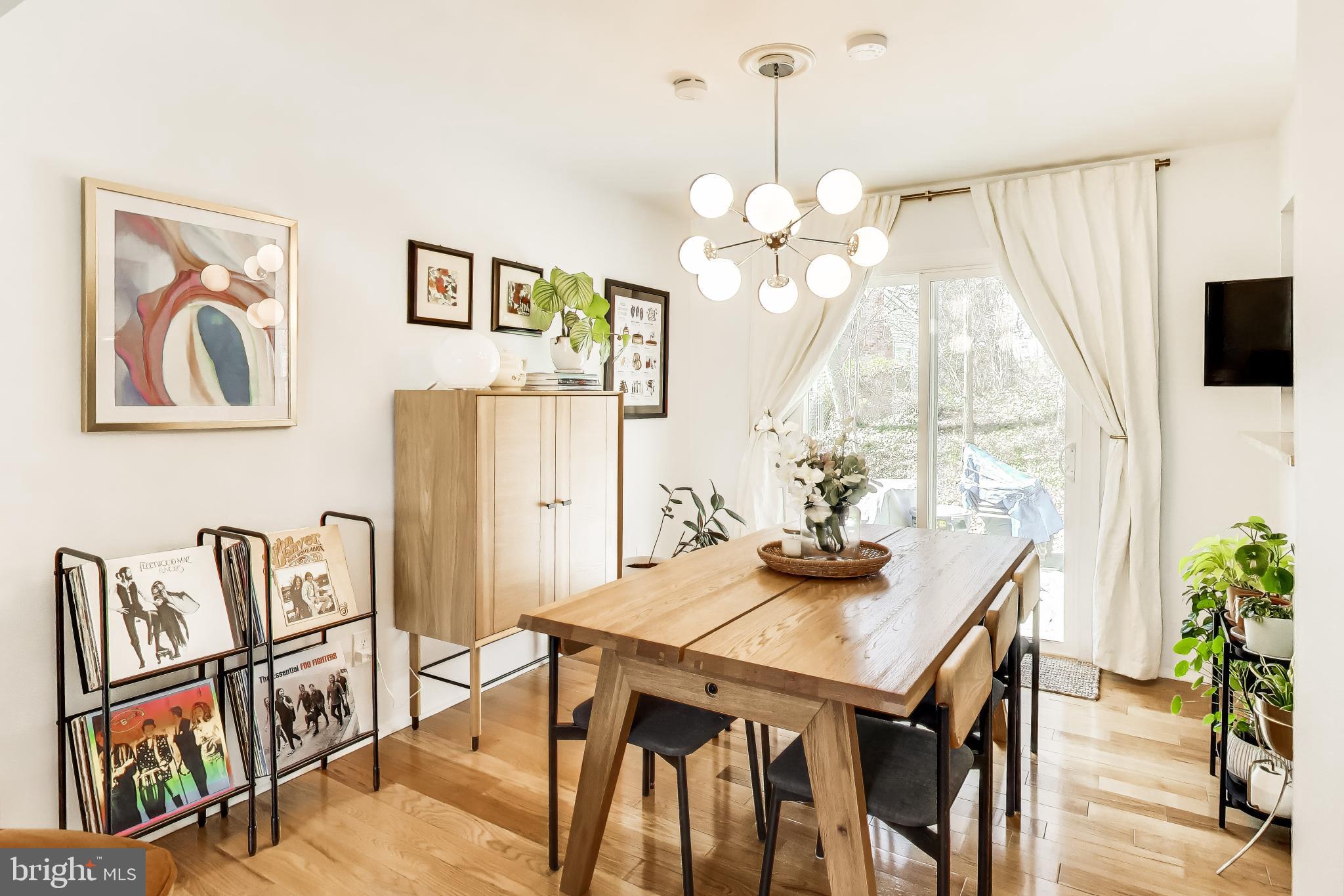 CHEVERLY HILLS - Residential