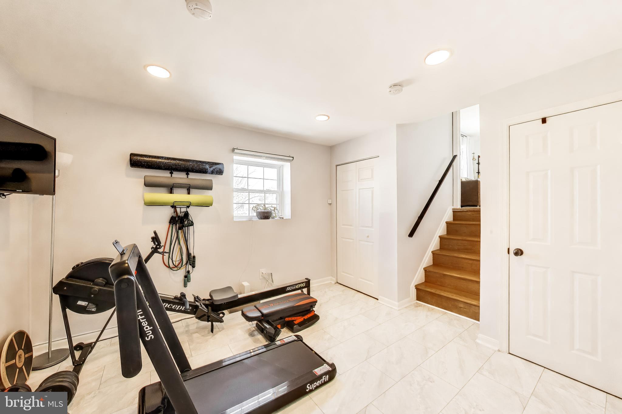 CHEVERLY HILLS - Residential