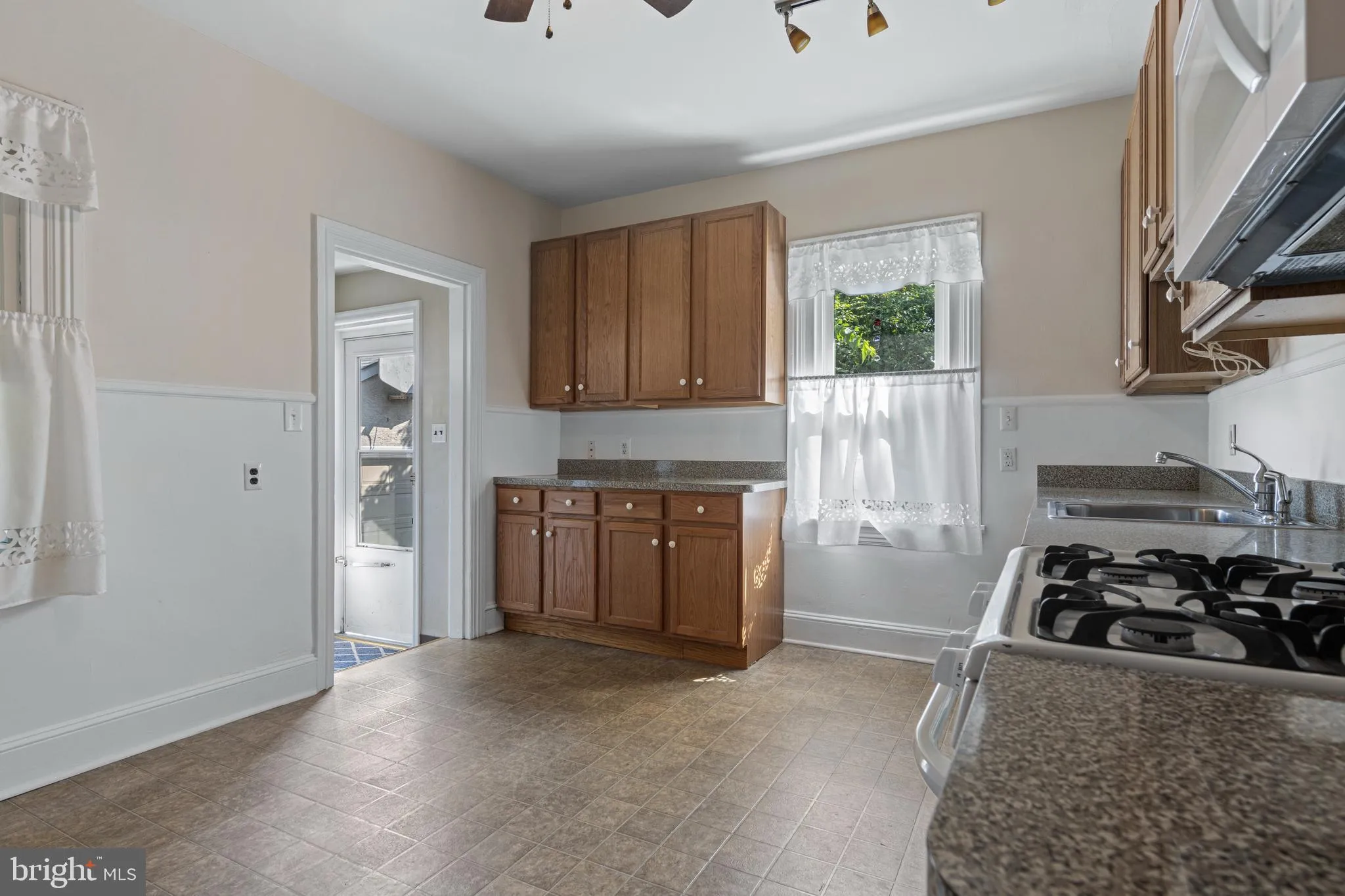 Wayne, Pennsylvania 19087, United States, 3 Bedrooms Bedrooms, ,1 BathroomBathrooms,Residential,Pending,204742