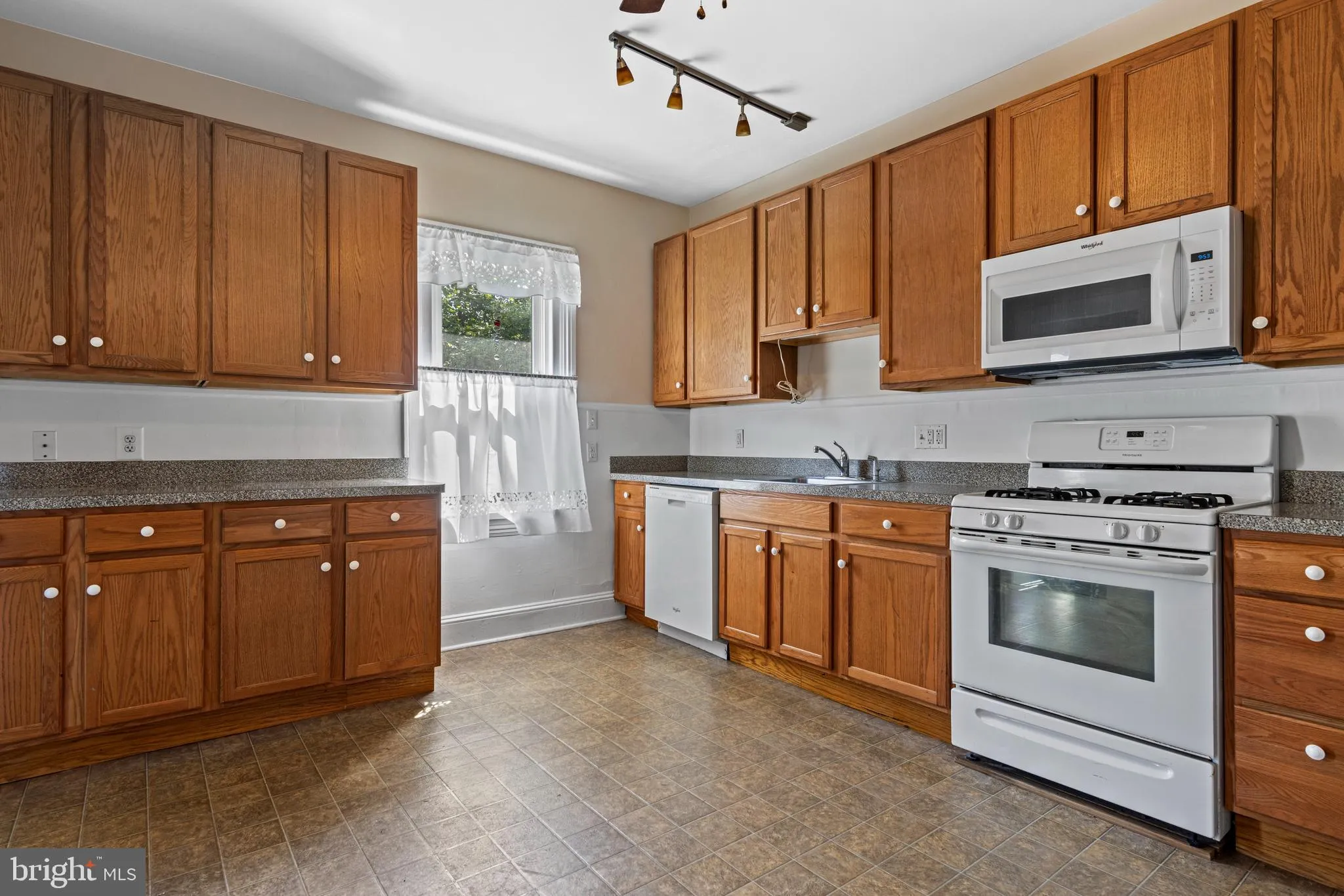 Wayne, Pennsylvania 19087, United States, 3 Bedrooms Bedrooms, ,1 BathroomBathrooms,Residential,Pending,204742