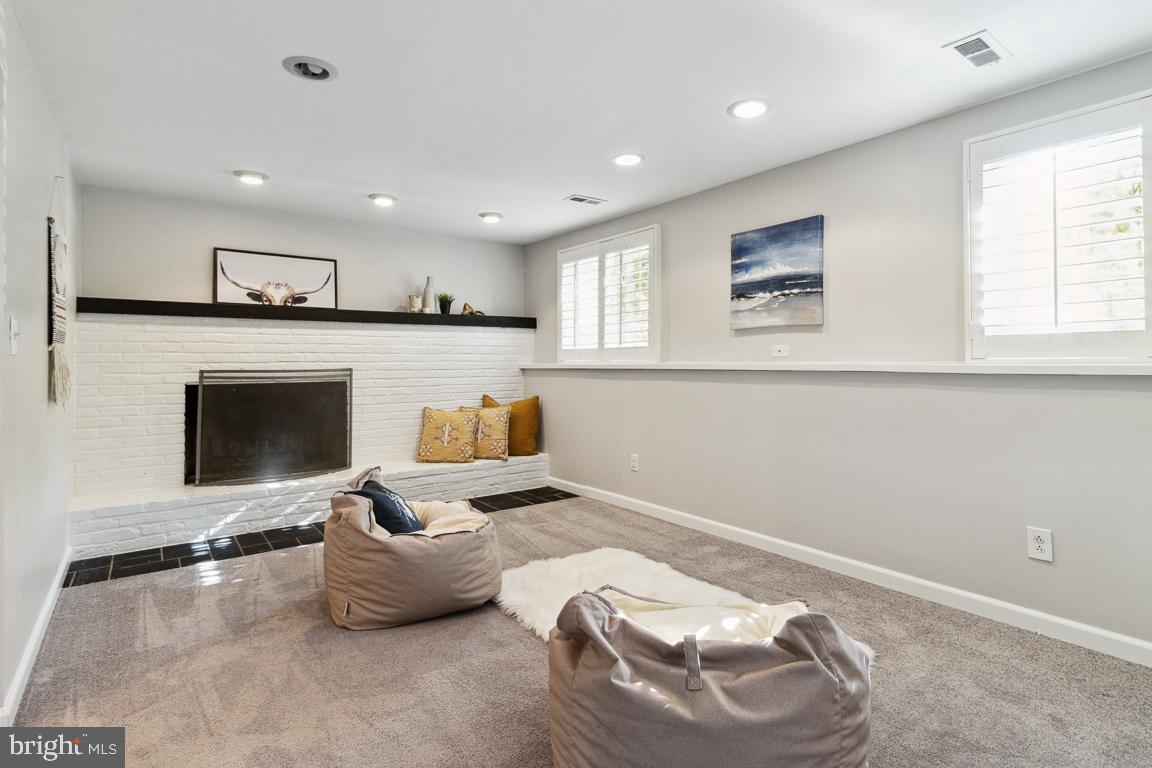 WHISPERING WOODS - Residential