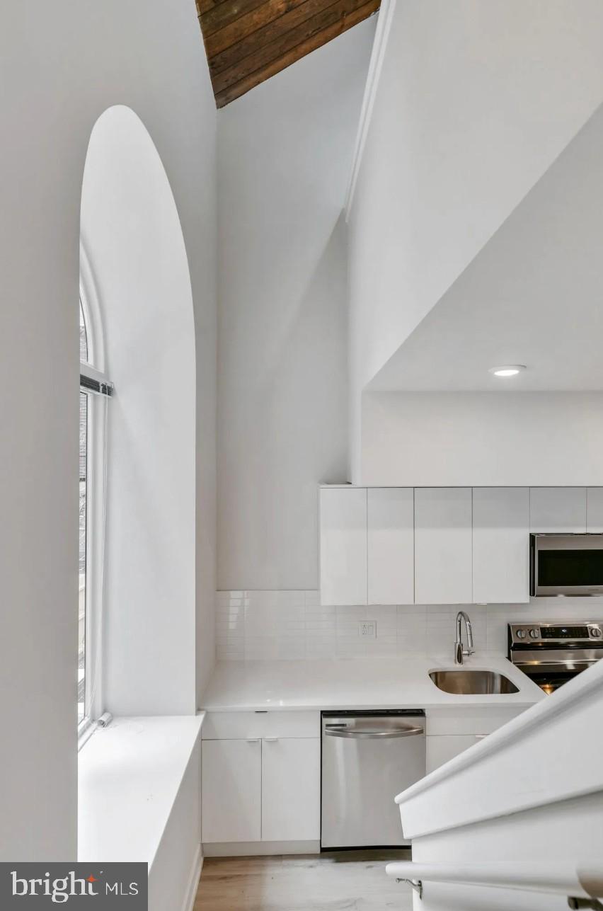 GARDEN COURT - Residential Lease