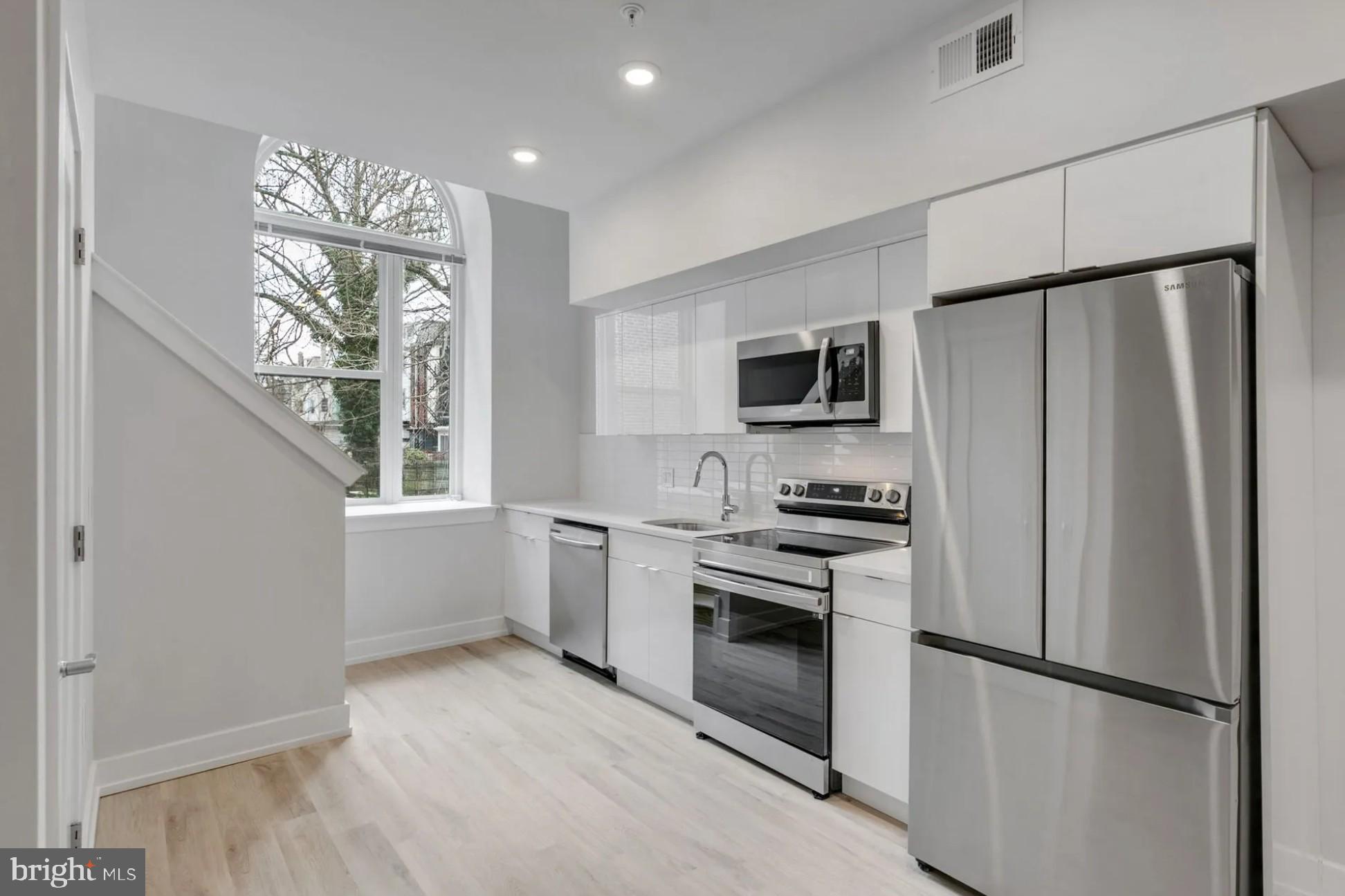 GARDEN COURT - Residential Lease