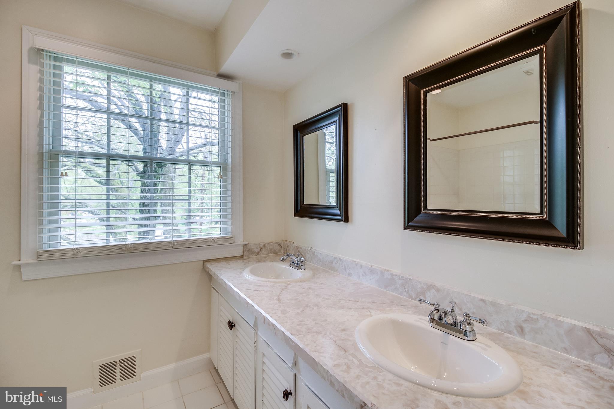 COLLINGWOOD ESTATES - Residential Lease