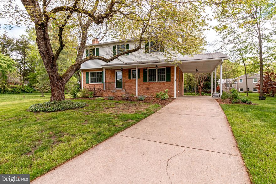 Well maintained, clean, and spacious home situated on a quiet cul-de-sac in Collingwood Estates!  This 4 bedroom, 2 full bath/1 half bath home has been meticulously cared for and it shows.  Formal living room, formal dining room, eat-in kitchen, and large basement.  Tons of storage.  Feeds to WWES.  Terrific opportunity to be in exceptional neighborhood.  Conveniently located to all major highways, Fort Belvoir, Historic Old Town Alexandria, Washington DC and so much more!