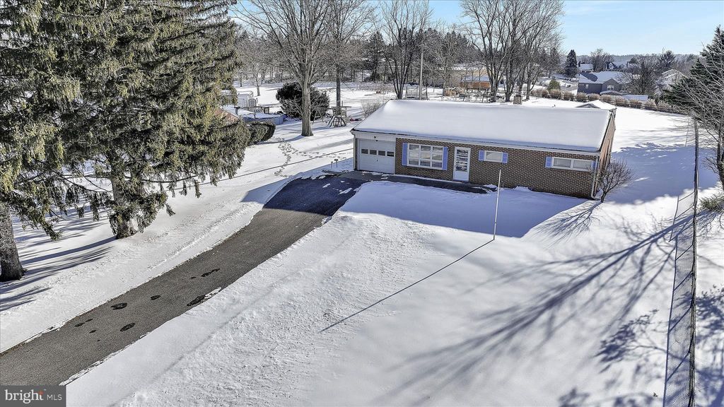 Photo of 921 Skylight Drive, YORK, PA 17402 (MLS # PAYK2097222)